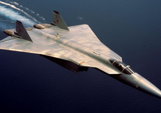 Un avión de combate volando sobre el agua, con un estilo de blanco oscuro y bronce claro, con superficies altamente pulidas y una vista aérea, evocando la estética chinapunk.