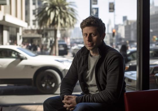 Un hombre sentado en un asiento de la calle frente a los autos, en una escena llena de luz con criaturas sobrenaturales, evocando el renacimiento de San Francisco, con líneas fluidas y estilo cinematográfico.